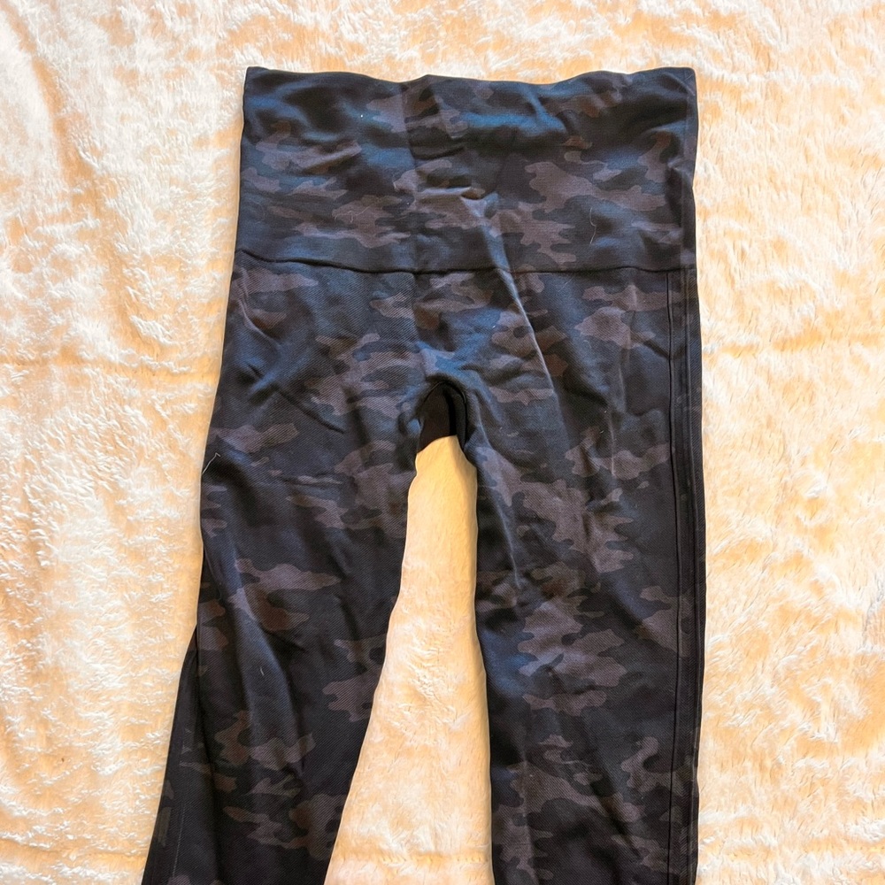 Spanx Camo Green/Grey Leggings. Size M